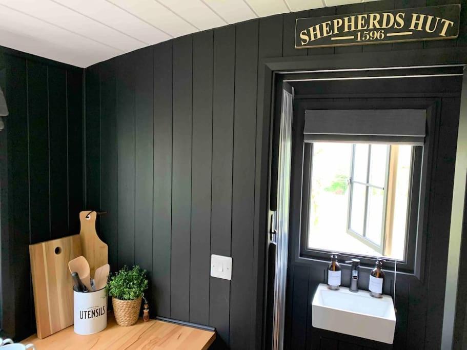 Cornwall Woodland Shepherd'S Hut - Dennis Hut Bodmin Exteriör bild